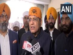 
      
      Piyush Goyal pays obeisance at Gurdwara Bangla Sahib 
      
      