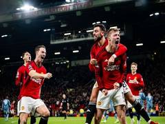 
      
      Premier League: Manchester United, Liverpool secure wins
      
      