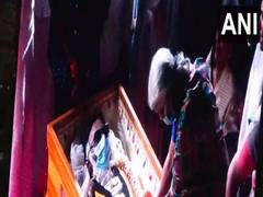 
      
      TN: People pay their last respects to DMDK chief Vijayakanth 
      
      