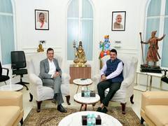 
      
      Devendra Fadnavis meets Google India Country Head Sanjay Gupta
      
      