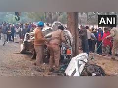 
      
      Jharkhand: 6 dead, 2 injured after car hits divider in Jamshedpur
      
      