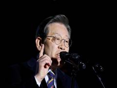 
      
      South Korean opposition leader Lee Jae-myung attacked
      
      