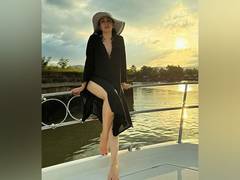 
      
      Karisma enjoys cuisine, soaks in sun during 'Thai' vacation
      
      
