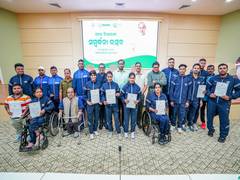 
      
      32 para-athletes presented with cash awards 
      
      