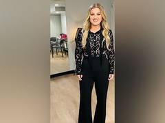 
      
      Kelly Clarkson performs Miley Cyrus' song 'Used to Be Young'
      
      