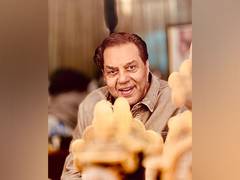 
      
      Dharmendra gets clicked by 'ustaad' grandson Dharam Deol
      
      