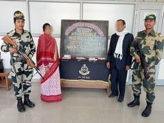 
      
      WB: BSF seizes gold worth Rs 12 lakh in North 24 Parganas, two he
      
      