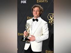 
      
      Jeremy Allen White is thankful to his friends
      
      