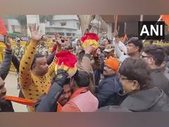 
      
      WB: BJP hands over 'Akshat' at point zero of Petrapol border
      
      