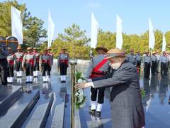 
      
      Meghalaya: Amit Shah lays wreath at Shillong war memorial 
      
      