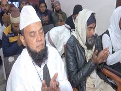 
      
      Delhi: People of Muslim community performs prayers for success
      
      