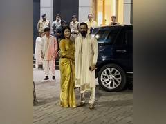 
      
      Vicky, Katrina don traditional attires as they head to Ayodhya 
      
      