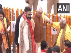 
      
      Amitabh Bachchan, Abhishek reach Shri Ram Janmbhoomi Temple
      
      