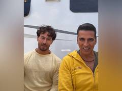 
      
      Akshay Kumar, Tiger Shroff extend greetings for Pran Pratishtha
      
      