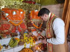 
      
      MP Congress chief Jitu Patwari offers prayers at Hanuman temple
      
      