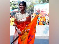 
      
      Shilpa Shetty waves Lord Ram's flag at Siddhivinayak Temple
      
      