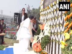 
      
      West Bengal CM Mamata Banerjee offers floral tribute to Netaji 
      
      
