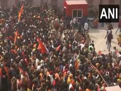 
      
      Ram Bhakts break through security lines amid heavy rush
      
      