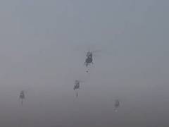 
      
      R-Day: Mi-17 IV helicopters shower flower petals on audience
      
      