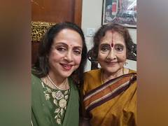 
      
      Hema Malini meets Padma Vibhushan awardee Vyjayanthimala
      
      