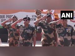 Gujarat: BSF IG Abhishek Pathak unfurls National Flag at Nadabet Indo ...