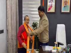 
      
      Tripura: CM Saha honours Shwal Weaver Rekha Chakma
      
      