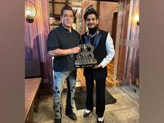 
      
      Munawar Faruqui shares picture with Salman Khan
      
      