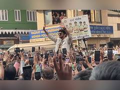
      
      Munawar Faruqui takes 'Bigg Boss' trophy to Dongri
      
      