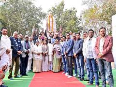 
      
      Jharkhand CM Hemant Soren pays tribute to Gandhi 
      
      