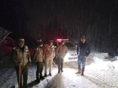 
      
      Police rescue 300 tourists stranded near Atal Tunnel in Rohtang 
      
      