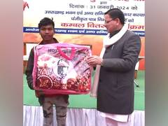 
      
      Uttarakhand Chief Minister Dham distributes blankets to workers
      
      