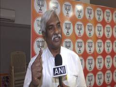 
      
      Telangana BJP leader Prakhash Reddy congratulates LK Advani
      
      