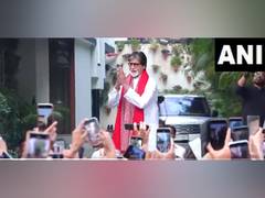 
      
      Sunday Darshan: Big B dons traditional look as he meets fans 
      
      