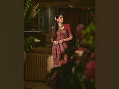 
      
      Sonam Kapoor slays in 35-year-old sari from her mother
      
      