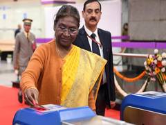 
      
      Delhi: President flags off shuttle bus service for visitors 
      
      