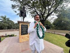 
      
      Harda Cong MLA Dogne protests with firecracker garland
      
      