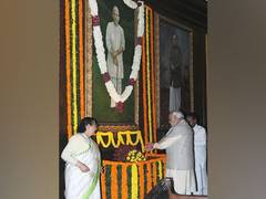 
      
      AMU students, Yuva Jat Mahasabha celebrate Bharat Ratna to ex-PM
      
      