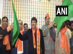 
      
      BJP MP Manoj Tiwari flags off special train to Ayodhya Dham
      
      