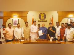 
      
      Cong hands over memorandum to Maha Guv on law and order
      
      
