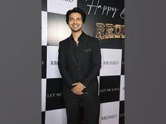 
      
      Rromeo launches Romantic Party Anthem Aankhon Main
      
      