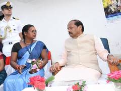 
      
      Raghubar Das meets Forbes-listed ASHA worker Matilda Kullu
      
      