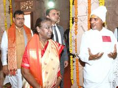 
      
      President Droupadi Murmu offers prayers at Rajasthan Hari Temple
      
      