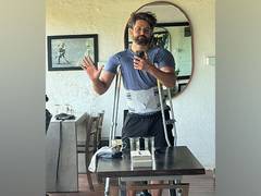 
      
      Hrithik Roshan suffers muscle injury, shares pic with crutches
      
      