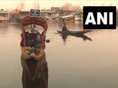 
      
      J-K: Tourists enjoy icy cold in Srinagar
      
      