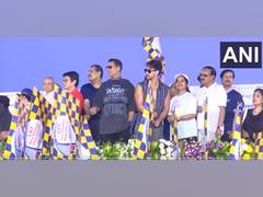 
      
      Akshay Kumar, Tiger Shroff flag off L&T Sea Bridge Marathon
      
      