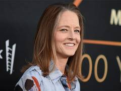
      
      Foster recalls incident when lion picked her up on movie set
      
      