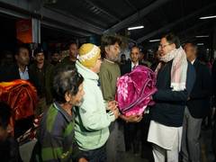 
      
      Uttarakhand govt distributes blankets among workers
      
      