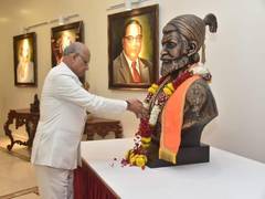 
      
      Maharashtra Governor offers floral tribute to portrait of Shivaji
      
      