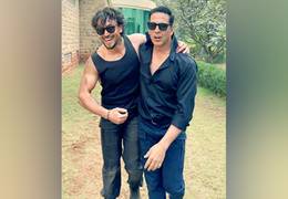 
      
      Akshay Kumar, Tiger Shroff go all black for Bhagnani wedding
      
      