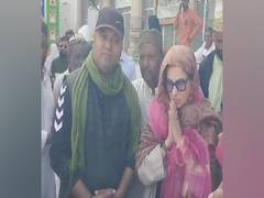 
      
      Dimple Kapadia seeks blessings at Ajmer Sharif, see pics
      
      